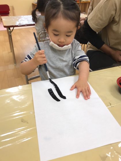 幼稚園では凧作りをしました。幼児はお絵かきをしたり、雪だるまを作ったり、体育館の器具を使ったりしました。  
