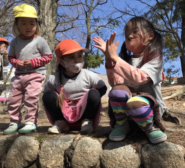 幼児と幼稚園児のための公園での楽しい一日!